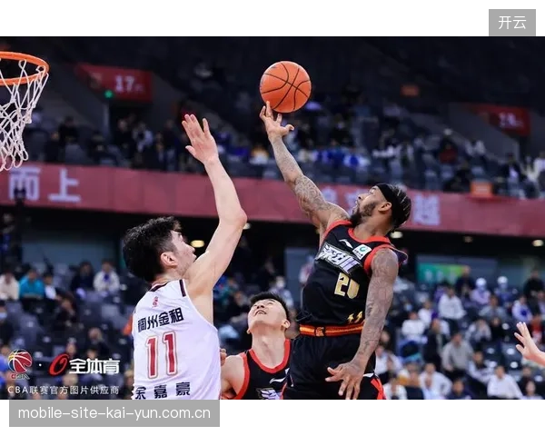 琼斯作为浙江稠州金租的内线大闸,其盖帽效率为球队防守提供了重要支持 琼斯作为浙江稠州金租的内线大闸,其盖帽效率为球队防守提供了重要支持